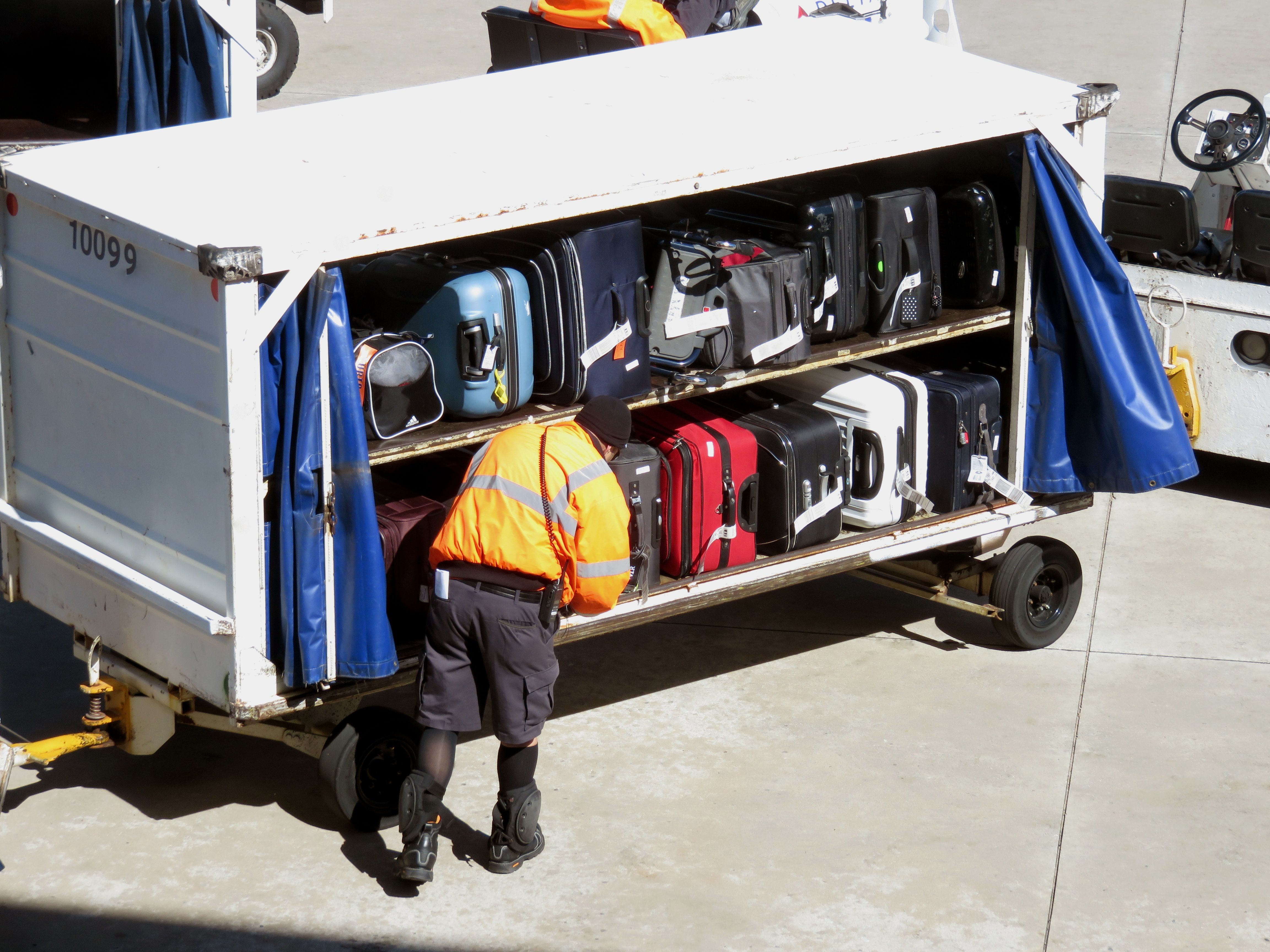 Перевезти личный автомобиль. Машинка для перевозки багажа. Перевоз багажа. Багажные контейнеры для самолета. Машина для перевозки багажа в аэропорту.